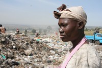 Müllsammlerin in Nakuru